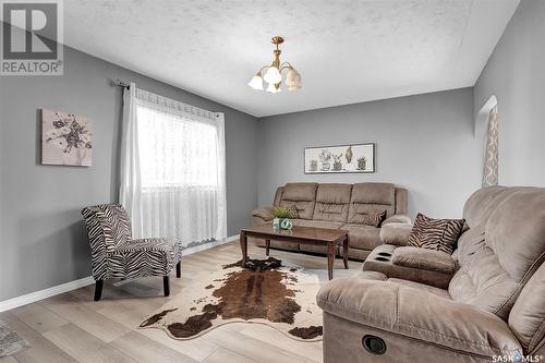 1147 Montgomery Street, Moose Jaw, SK - Indoor Photo Showing Living Room