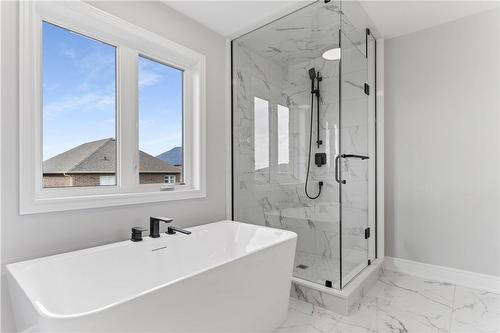 33 Hampshire Place, Stoney Creek, ON - Indoor Photo Showing Bathroom