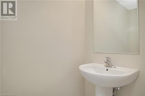 40 Bastien Street Unit# 9, Cambridge, ON - Indoor Photo Showing Bathroom