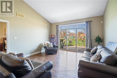 4 - 5490 Prince Edward Avenue, Niagara Falls, ON - Indoor Photo Showing Living Room
