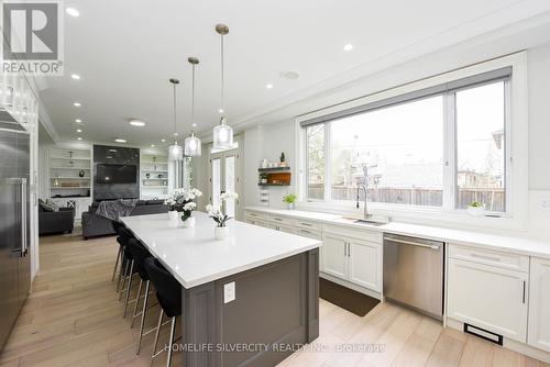 455 Samford Pl, Oakville, ON - Indoor Photo Showing Kitchen With Upgraded Kitchen
