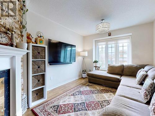 5469 Palmerston Cres, Mississauga, ON - Indoor Photo Showing Living Room