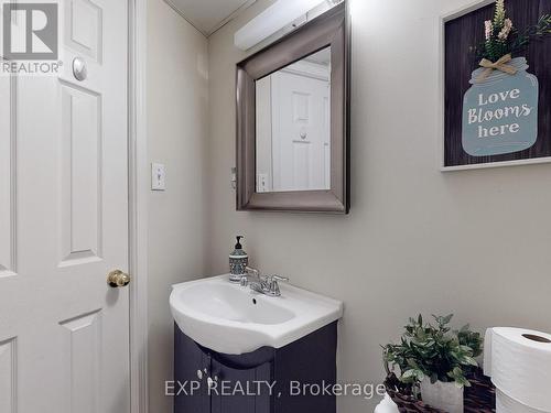 5469 Palmerston Cres, Mississauga, ON - Indoor Photo Showing Bathroom