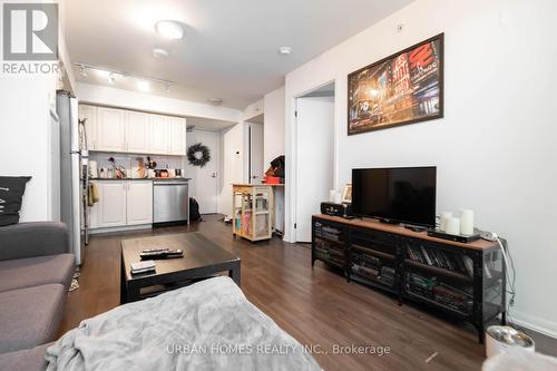 734 - 3091 Dufferin Street, Toronto, ON - Indoor Photo Showing Living Room