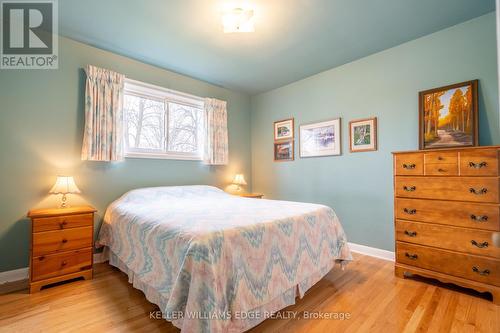 1484 Moss Glen Rd, Burlington, ON - Indoor Photo Showing Bedroom