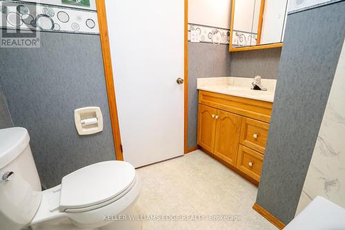1484 Moss Glen Rd, Burlington, ON - Indoor Photo Showing Bathroom