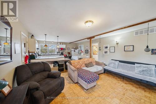 22 Fairview Ave, Richmond Hill, ON - Indoor Photo Showing Living Room