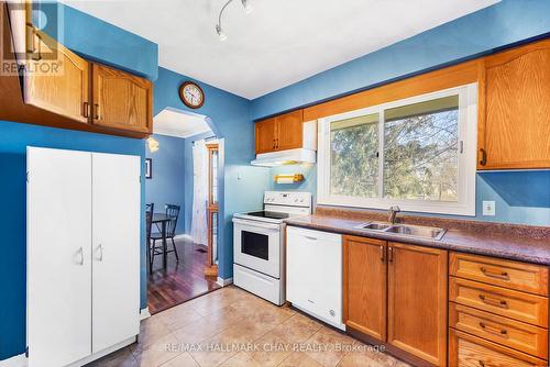 30 Dillane Street E, New Tecumseth, ON - Indoor Photo Showing Kitchen With Double Sink