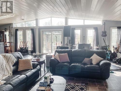 1183 Heights Rd N, Kawartha Lakes, ON - Indoor Photo Showing Living Room