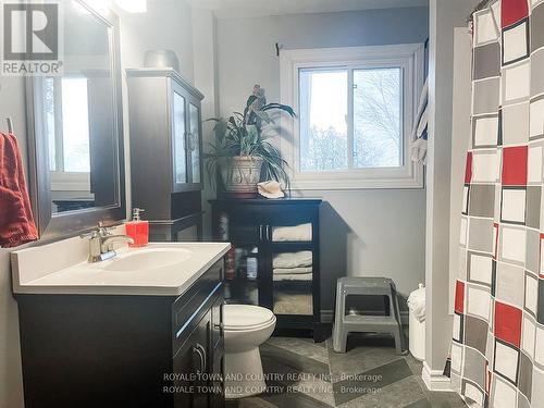 1183 Heights Rd N, Kawartha Lakes, ON - Indoor Photo Showing Bathroom