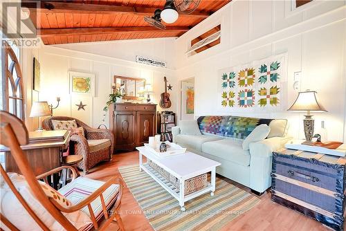12 Reed Boulevard, Kawartha Lakes, ON - Indoor Photo Showing Living Room