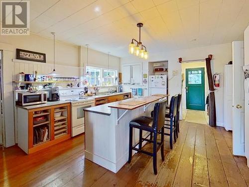 5372 Para Street, Texada Island, BC - Indoor Photo Showing Kitchen