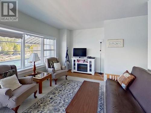 5372 Para Street, Texada Island, BC - Indoor Photo Showing Living Room