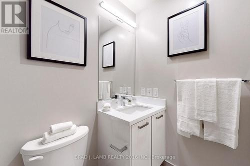 #707 -458 Richmond St W, Toronto, ON - Indoor Photo Showing Bathroom