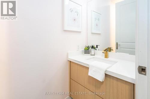 Th01 - 761 Bay Street, Toronto, ON - Indoor Photo Showing Bathroom