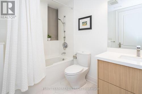 #Th01 -761 Bay St, Toronto, ON - Indoor Photo Showing Bathroom