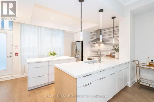 #Th01 -761 Bay St, Toronto, ON - Indoor Photo Showing Kitchen With Upgraded Kitchen