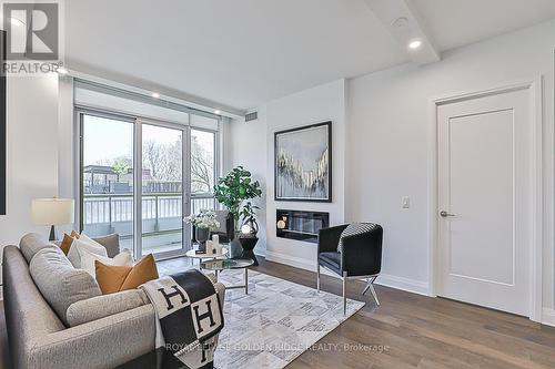 #407 -151 Avenue Rd, Toronto, ON - Indoor Photo Showing Living Room