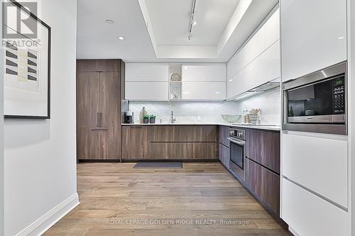 407 - 151 Avenue Road, Toronto, ON - Indoor Photo Showing Kitchen