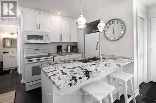 #141 -27 Dawson Dr, Collingwood, ON - Indoor Photo Showing Kitchen With Double Sink With Upgraded Kitchen