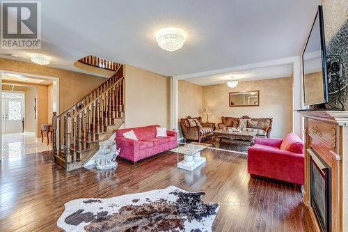 28 Linacre Dr, Richmond Hill, ON - Indoor Photo Showing Living Room