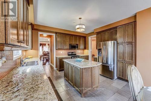 28 Linacre Dr, Richmond Hill, ON - Indoor Photo Showing Kitchen
