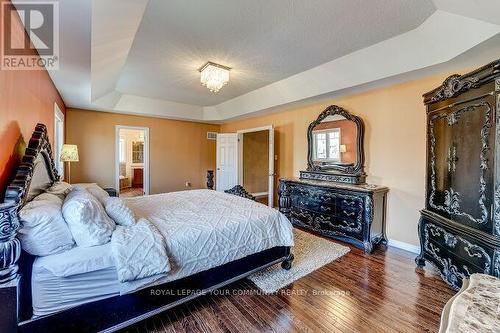 28 Linacre Dr, Richmond Hill, ON - Indoor Photo Showing Bedroom