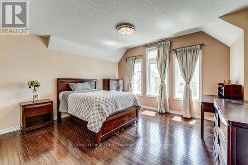 28 Linacre Dr, Richmond Hill, ON - Indoor Photo Showing Bedroom