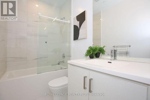 203 - 10 Honeycrisp Crescent, Vaughan, ON - Indoor Photo Showing Bathroom
