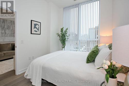 203 - 10 Honeycrisp Crescent, Vaughan, ON - Indoor Photo Showing Bedroom