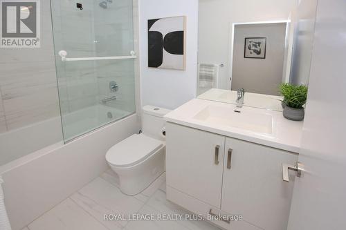203 - 10 Honeycrisp Crescent, Vaughan, ON - Indoor Photo Showing Bathroom
