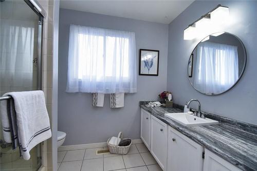37 Anthony Street, Hamilton, ON - Indoor Photo Showing Bathroom