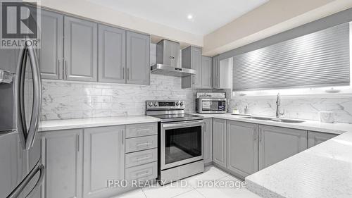 2545 Folkway Dr, Mississauga, ON - Indoor Photo Showing Kitchen With Stainless Steel Kitchen