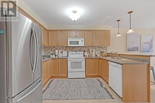27 Tracey Crt, Whitby, ON - Indoor Photo Showing Kitchen With Double Sink