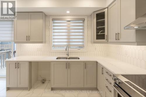 510 New England Crt, Newmarket, ON - Indoor Photo Showing Kitchen With Double Sink