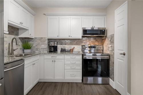 500 Green Road|Unit #206, Stoney Creek, ON - Indoor Photo Showing Kitchen With Upgraded Kitchen