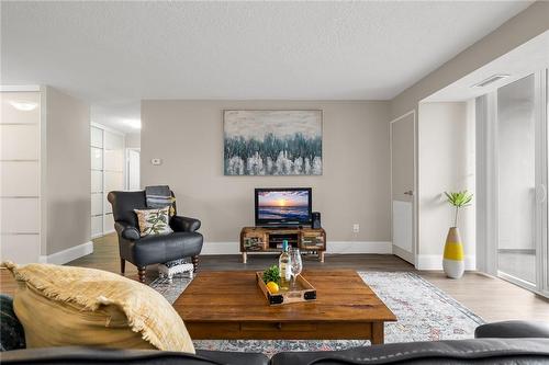 500 Green Road|Unit #206, Stoney Creek, ON - Indoor Photo Showing Living Room