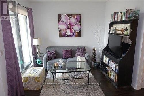 405 - 24 Woodstream Boulevard, Vaughan, ON - Indoor Photo Showing Living Room