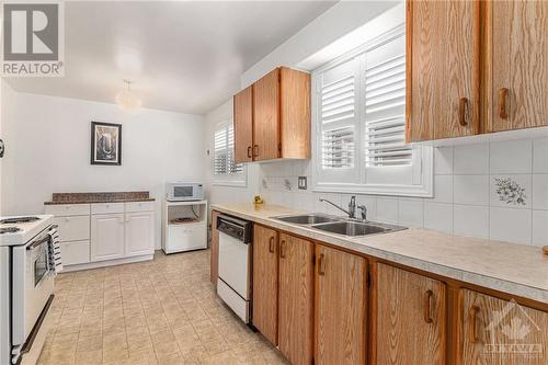 6043 Valley Field Crescent, Ottawa, ON - Indoor Photo Showing Kitchen With Double Sink