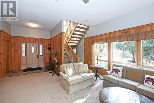 326 Indian Point Rd, Kawartha Lakes, ON - Indoor Photo Showing Living Room
