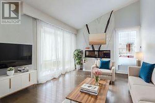 2 Markanna Drive, Toronto, ON - Indoor Photo Showing Living Room