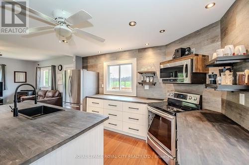 1890 Regional 97 Rd, Hamilton, ON - Indoor Photo Showing Kitchen With Upgraded Kitchen