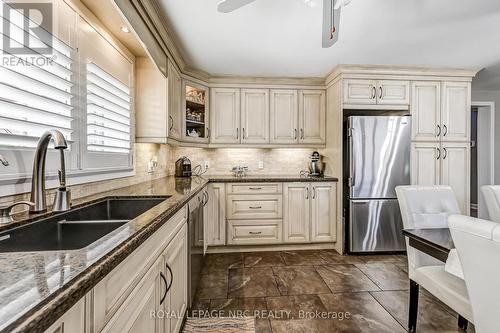 46 Bendingroad Cres N, St. Catharines, ON - Indoor Photo Showing Kitchen With Double Sink With Upgraded Kitchen