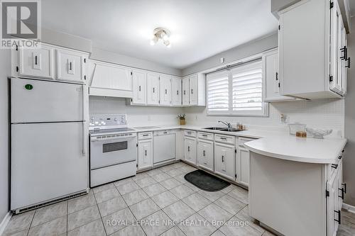 46 Bendingroad Cres N, St. Catharines, ON - Indoor Photo Showing Kitchen With Double Sink