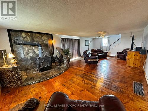 1750 Book Road W, Hamilton, ON - Indoor Photo Showing Living Room