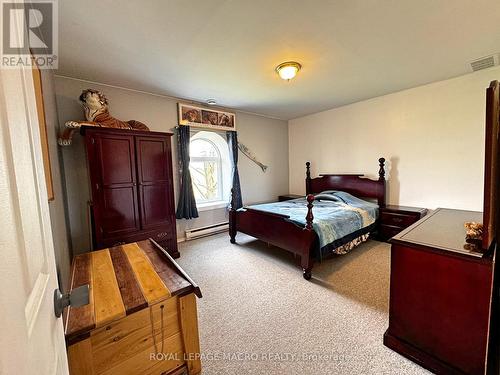 1750 Book Road W, Hamilton, ON - Indoor Photo Showing Bedroom