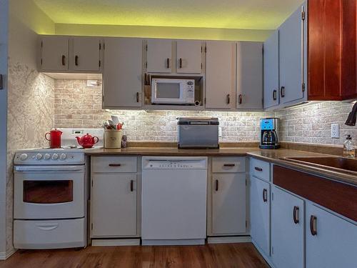 122/124 - 1051 Gerry Sorensen Way, Kimberley, BC - Indoor Photo Showing Kitchen