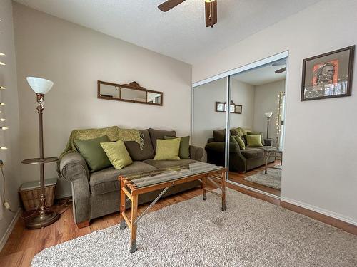 122/124 - 1051 Gerry Sorensen Way, Kimberley, BC - Indoor Photo Showing Living Room