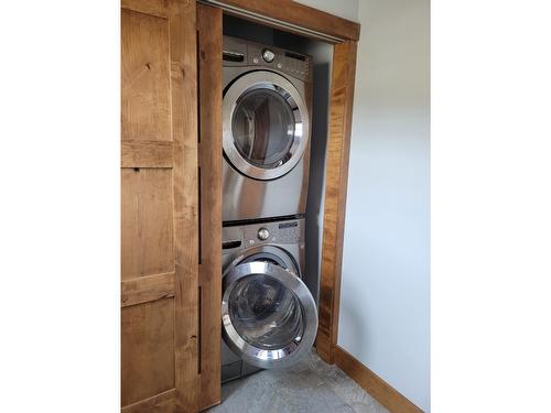 1614 Koocanusa Lake Drive, Newgate, BC - Indoor Photo Showing Laundry Room