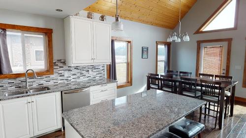 1614 Koocanusa Lake Drive, Newgate, BC - Indoor Photo Showing Kitchen With Double Sink With Upgraded Kitchen